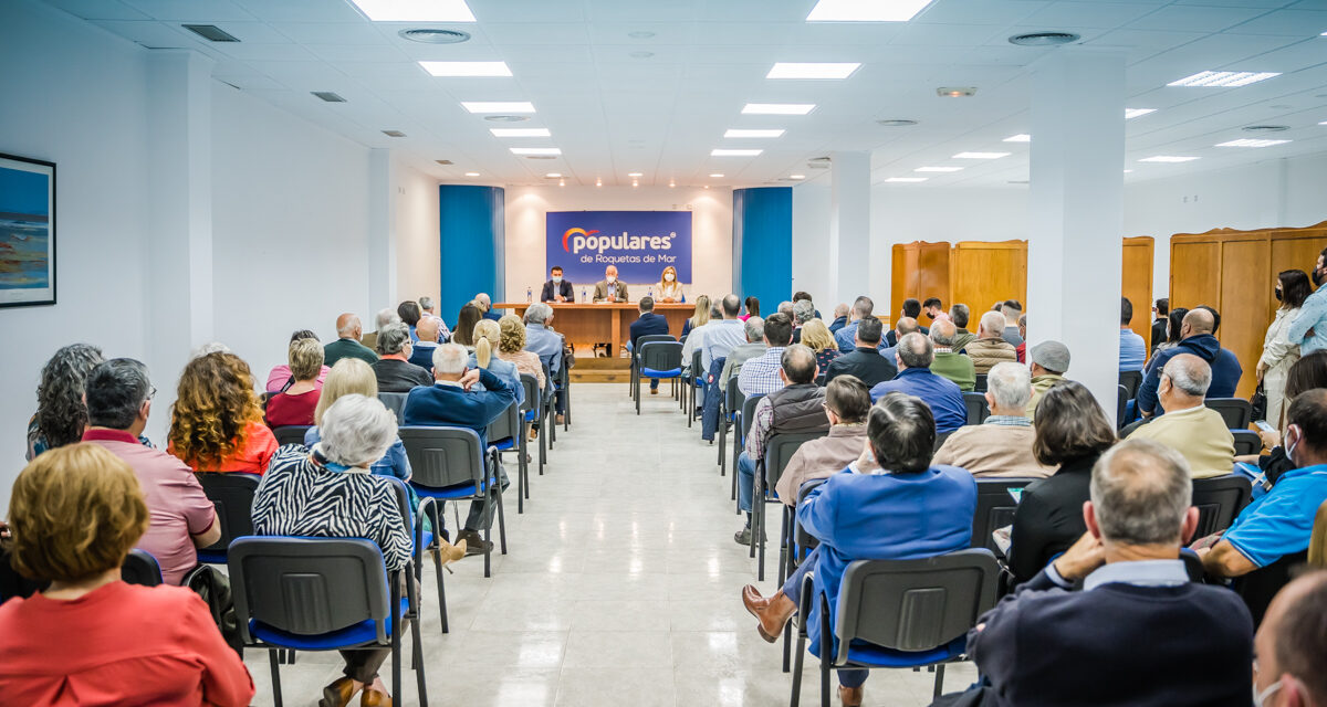 Cientos de afiliados llenan la sede del PP de Roquetas de Mar con la vista puesta en las elecciones autonómicas